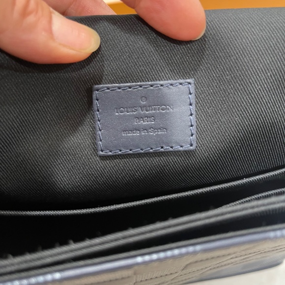 Louis Vuitton Men’s cross body bag - Picture 10 of 12